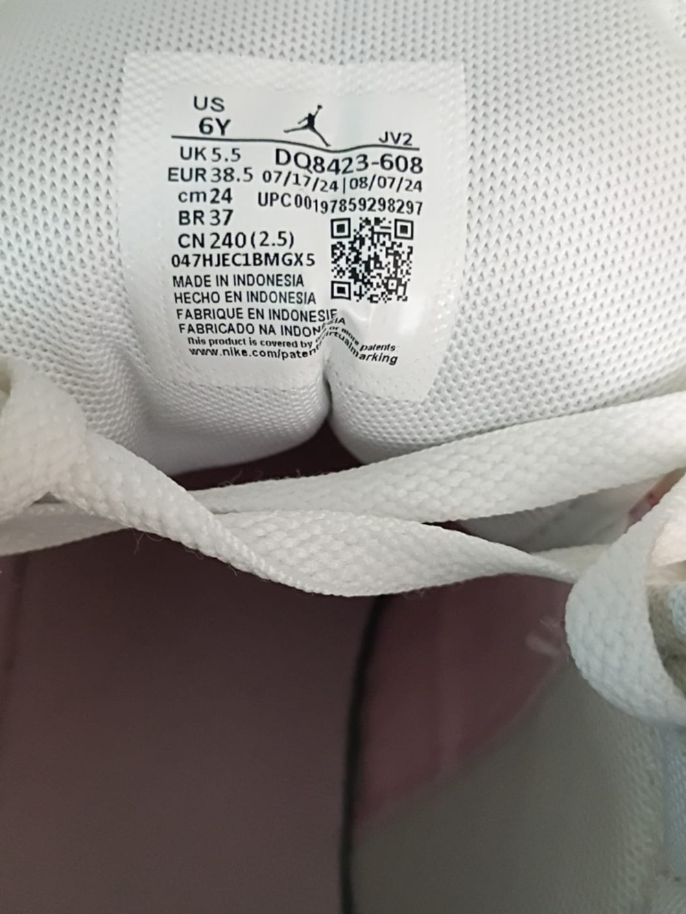 Nike Low Top Sneakers in White & Light Pink size 6y - Picture 6 of 7